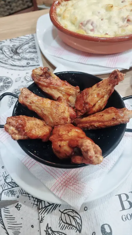 Alitas de pollo en cazuela de hierro