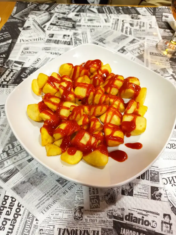 Patatas bravas con salsa picante y alioli
