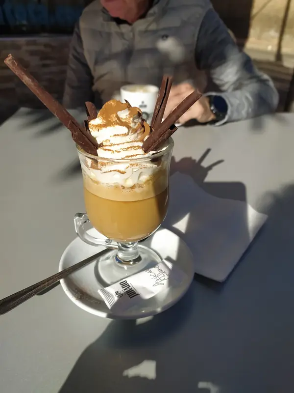 Café con nata y barquillos de chocolate en copa