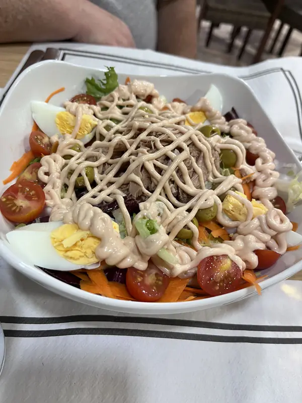 Ensalada de la casa con huevo, tomate y salsa rosa