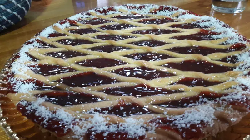 Pasta frola casera con su enrejado de masa y coco rallado