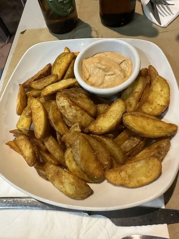 Patatas gajo con salsa rosa para compartir