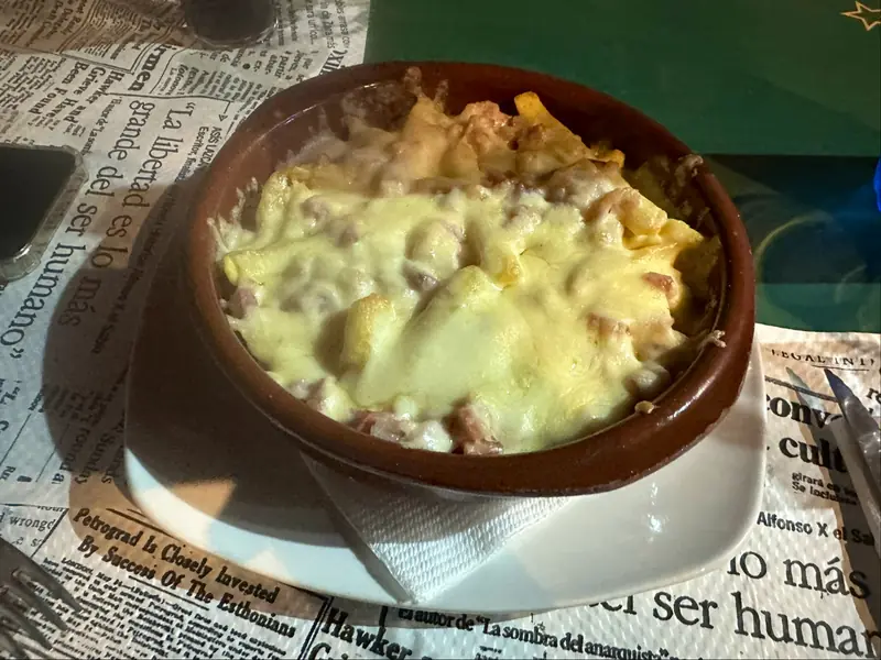 Cazuela de patatas gratinadas con bacon, nata y queso