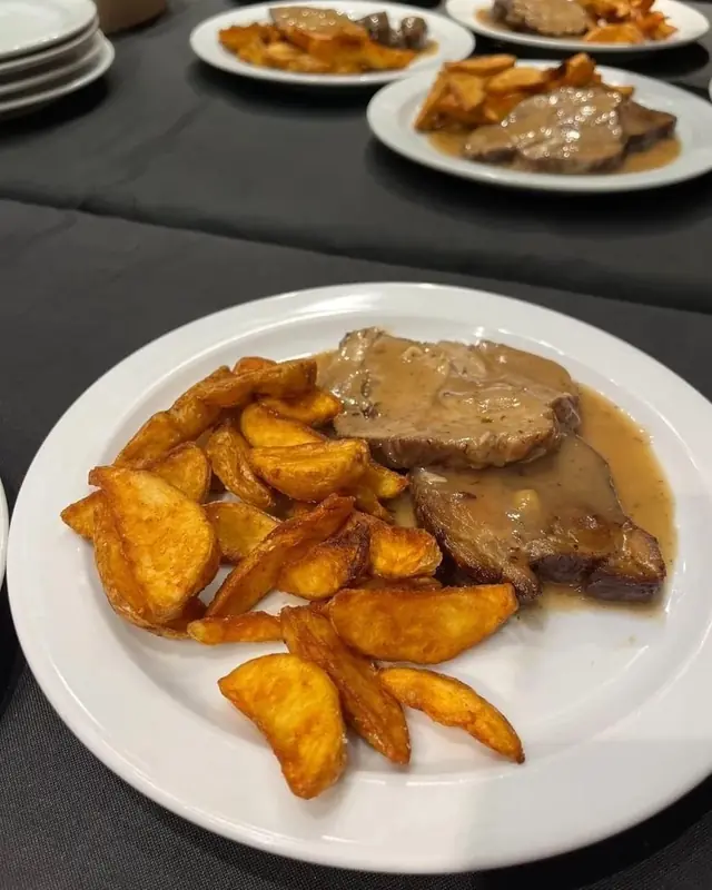 Redondo al oporto con patatas gajo de un menú de eventos