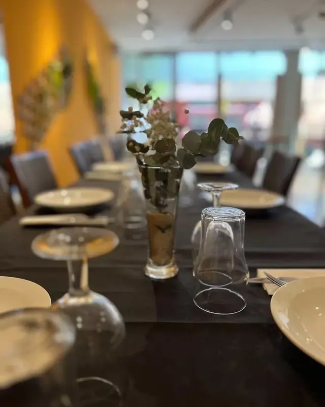 Detalle de las mesas del salón con centros de flores