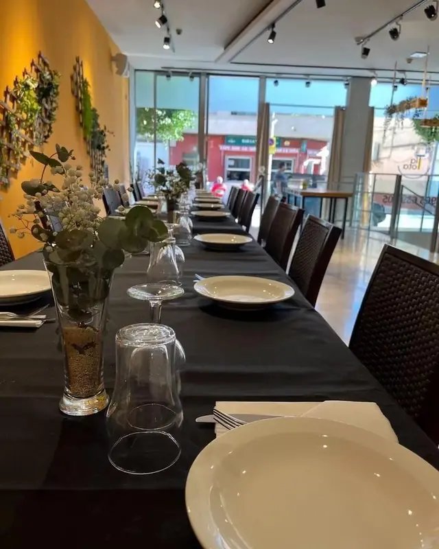 Mesa larga montada para una celebración en el salón de Tía Tota