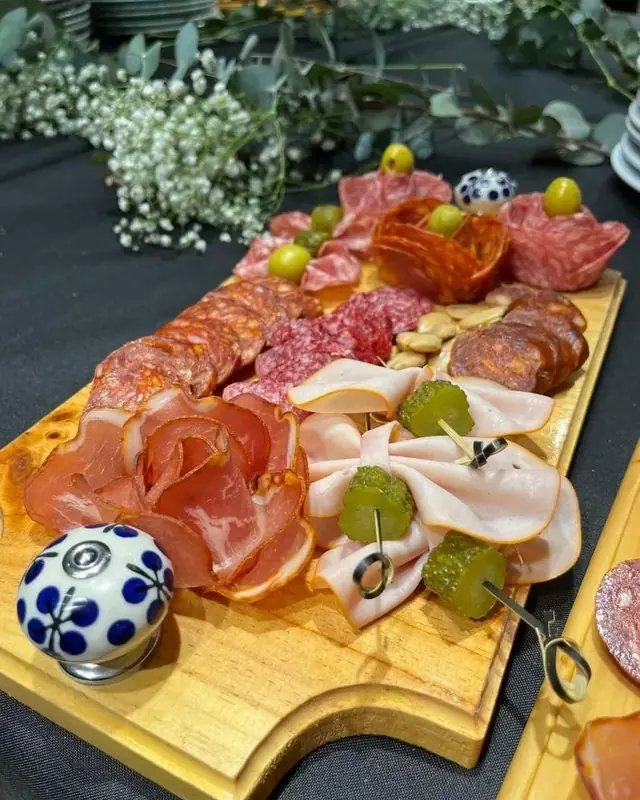 Tabla de embutidos e ibéricos para un evento