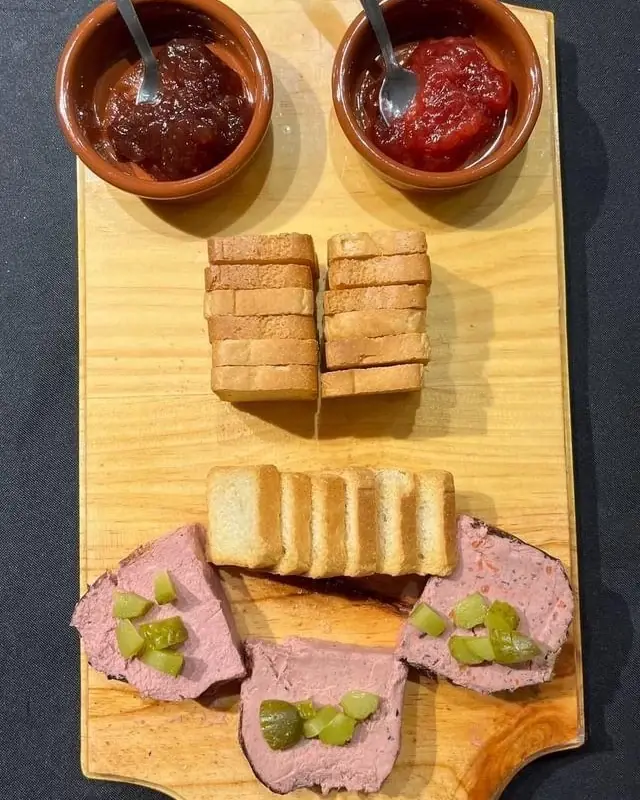 Tabla de patés con tostas y salsas para compartir